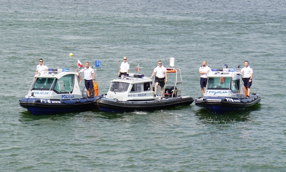 Trzy łodzie policyjne znajdujące się na wodzie.