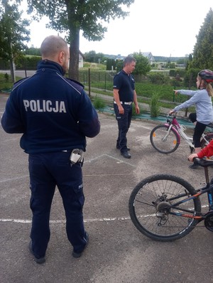 Policjanci ruchu drogowego podczas egzaminu na kartę rowerową