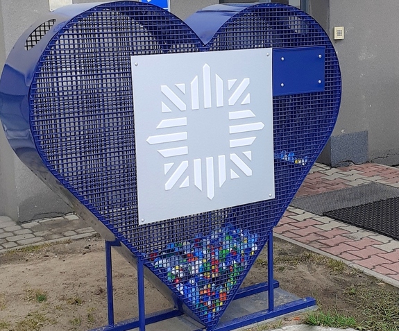 pojemnik z kształcie serca z logiem policji