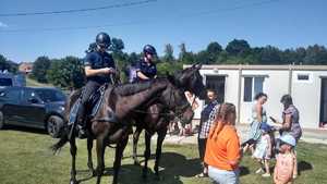 Na zdjęciu patrol konny podczas pikniku w Połomi