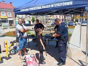 Na zdjęciu policjanci podczas pikniku w Strzyżowie , prezentujący wyposażenie policyjne