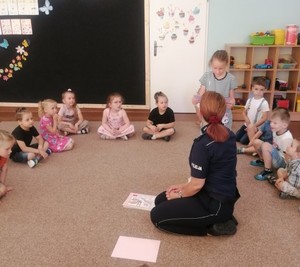 Spotkanie policjantki z przedszkolakami