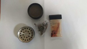na zdjęciu młynek, zabezpieczona substancja w postaci marihuany oraz tester narkotykowy