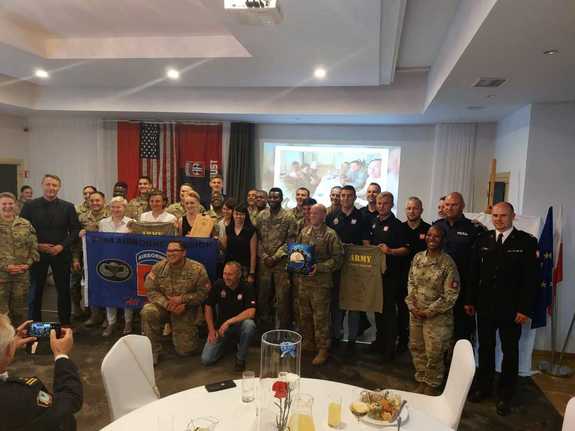 zdjęcie grupowe, na fotografii policjanci , amerykańscy żołnierze i inne służby oraz goście biorący udział w spotkaniu