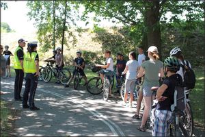 Egzamin na kartę rowerową - uczniowie Katolickiej Szkoły Podstawowej z Tarnobrzega w części praktycznej sprawdzają zdobyte umiejętności.