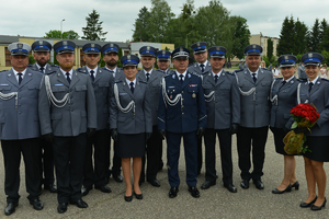 Komendant Wojewódzki Policji w Rzeszowie - insp. Dariusz Matusiak wspólnie z funkcjonariuszami, którzy otrzymali promocje oficerskie