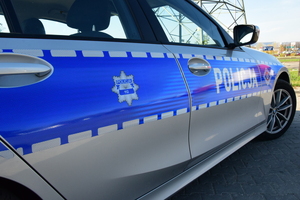 Policyjny radiowóz stojący bokiem