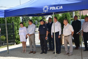 Zdjęcie kolorowe przedstawia uroczystą zbiórkę  Policji z okazji oddania nowego Posterunku Policji w miejscowości Orły.
