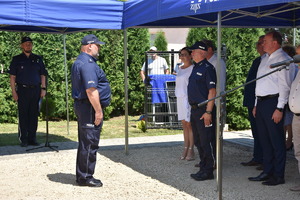 Zdjęcie kolorowe przedstawia uroczystą zbiórkę  Policji z okazji oddania nowego Posterunku Policji w miejscowości Orły.