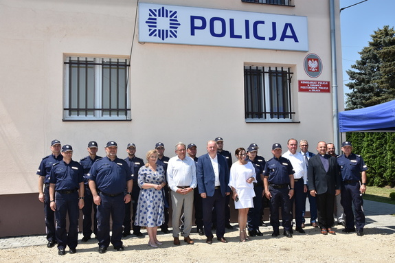 Zdjęcie kolorowe przedstawia uroczystą zbiórkę  Policji z okazji oddania nowego Posterunku Policji w miejscowości Orły.