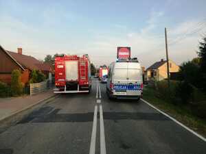 Miejsce wypadku drogowego, na zdjęciu radiowozy służb