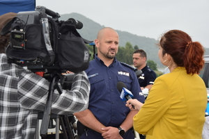 policjant udzielający wywiadu