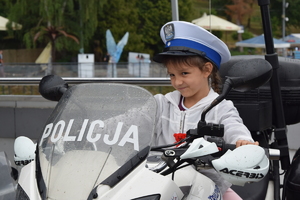 dziewczynka siedząca na policyjnym motocyklu