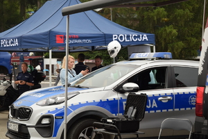 policyjny radiowóz przy policyjnym stoisku