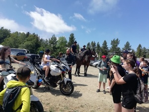 uczestnicy pikniku na policyjnym motocyklu, policjanci na koniach