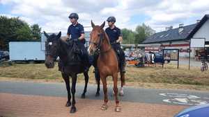 na zdjęciu dwóch policjantów siedzi na koniach