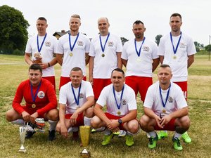 na zdjęciu zespół reprezentujący Komendę Powiatową Policji w Jaśle, policjanci w biało czerwonych strojach sportowych