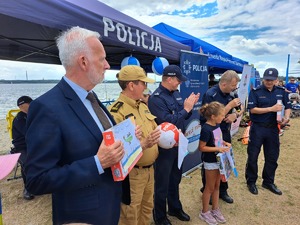 na zdjęciu prezydent  miasta Tarnobrzega oraz komendanci Policji i Straży Pożarnej podczas rozstrzygnięcia konkursu dla dzieci