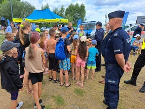 Komendanci z dziećmi podczas działań profilaktycznych