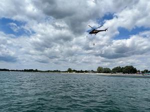 na fotografii śmigłowiec nad Jeziorem Tarnobrzeskim