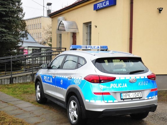 oznakowany policyjny radiowóz na tle budynku Posterunku Policji w Skołyszynie
