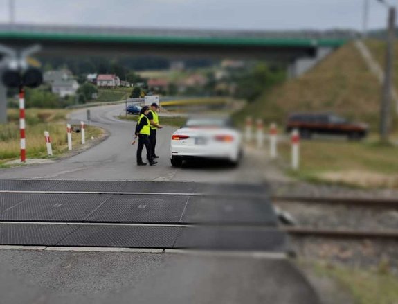 Na zdjęciu policjantka pełniąca służbę z funkcjonariuszem SOK , podczas kontroli drogowej przy przejeździe kolejowym w ramach akcji &quot;Bezpieczny przejazd&quot;