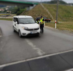 Na zdjęciu policjantka pełniąca służbę z funkcjonariuszem SOK , podczas kontroli drogowej przy przejeździe kolejowym w ramach akcji &quot;Bezpieczny przejazd&quot;