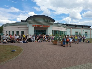 Na zdjęciu uczestnicy kolonii w Horyńcu Zdroju stoją przy wejściu do budynku pływalni.
