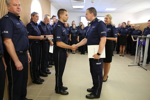 Uroczystość nadania uprawnień biegłym policyjnych laboratoriów kryminalistycznych. Na zdjęciu policjanci, którzy z rąk Zastępcy nadinsp. Pawła Dobrodzieja Zastępca Komendanta Głównego Policji odebrali uprawnienia i ich przełożeni