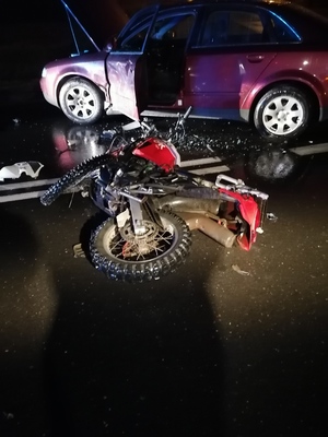 Uszkodzony motocykl marki Kawasaki oraz samochód marki Audi