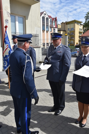 Na zdjęciu Komendant Wojewódzki Policji w Rzeszowie insp. Dariusz Matusiak podczas wręczenia aktu mianowania awansowanemu policjantowi.