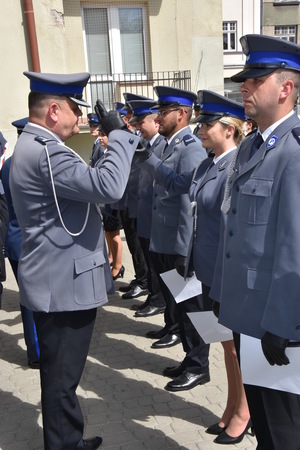 Komendant Miejski Policji w Rzeszowie mł. insp. Bogusław Kania gratuluje awansowanej na wyższy stopień policjantce.