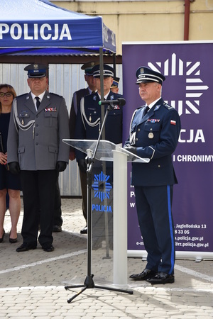 Na zdjęciu przemawiający Komendant Wojewódzki Policji w Rzeszowie insp. Dariusz Matusiak. Za nim fragment trybuny honorowej i stojących gości.