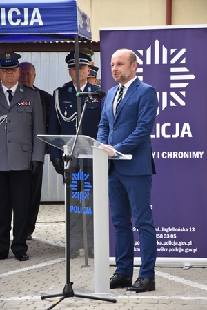Na zdjęciu przemawiający Prezydent Miasta Rzeszowa Konrad Fijołek, za nim widać fragment trybuny honorowej i stojących gości.