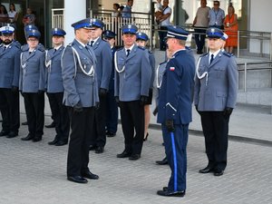 na zdjęciu komendant powiatowy policji w Jaśle składa meldunek komendantowi wojewódzkiemu policji w tle stojący w szyku policjanci w umundurowaniu galowym