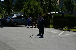 Komendant Wojewódzki Policji wraz z policjantem