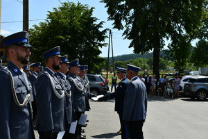 policjanci odbierają akty mianowania z rąk Komendanta Wojewódzkiego policji oraz Komendanta Powiatowego policji w Ustrzykach Dolnych