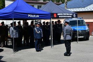Komendanta Wojewódzki policji odbierający meldunek od prowadzącego ceremonię policjanta