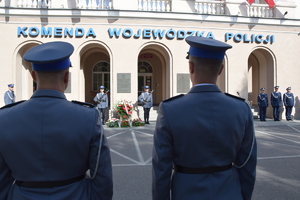 policjanci przed Komendą Wojewódzka Policji w Rzeszowie podczas uroczystości