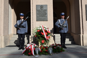 policjanci przed Komendą Wojewódzką Policji w Rzeszowie obok tablic
