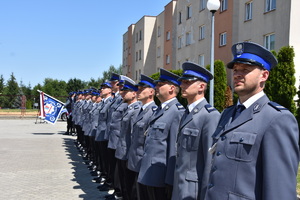 Policjanci ropczyckiej komendy, którzy otrzymali awans na wyższy stopień stoją w szyku