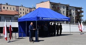 Starosta powiatu ropczycko - sędziszowskiego przemawia stojąc przy mównicy