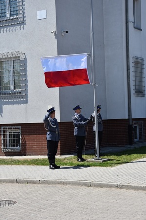 Poczet flagowy podnosi flagę