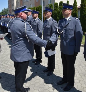 I Zastępca Komendanta Powiatowego Policji w Ropczycach wręcza akt nominacyjny awansowanemu funkcjonariuszowi