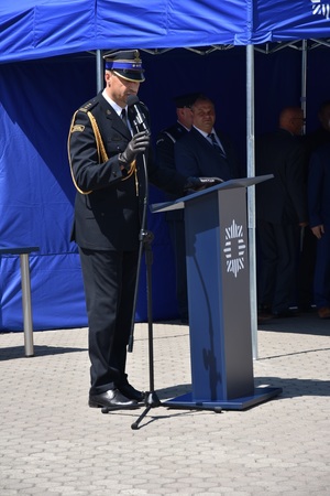 Komendant Powiatowy Państwowej Straży Pożarnej w Ropczycach przemawia stojąc przy mównicy