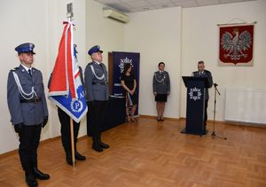 Sztandar Komendy Powiatowej Policji w Jarosławiu i policjanci&gt; Komendant Powiatowy przemawia do zaproszonych gości i funkcjonariuszy