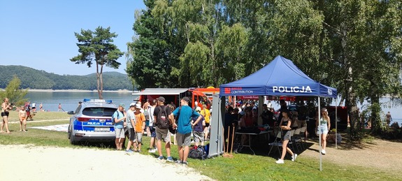 policyjne stoisko profilaktyczne na brzegu Jeziora Solińskiego w Polańczyku