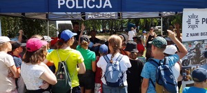 dzieci tłumnie odwiedzały policyjne stoisko profilaktyczne