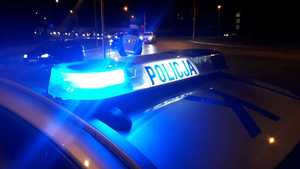 Belka policyjnego radiowozu z napisem Policja