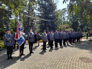 policjanci podczas uroczystego apelu